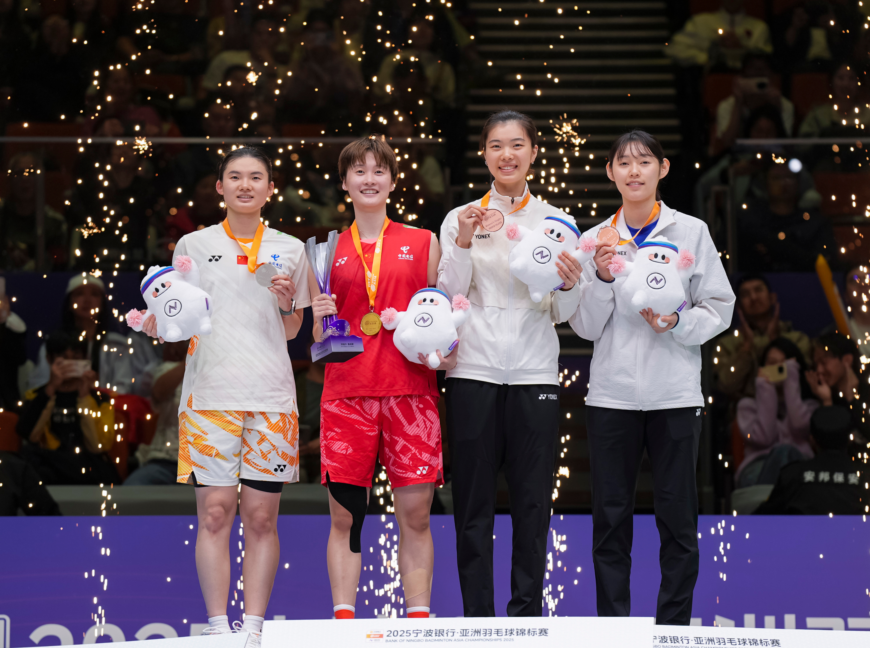 羽毛球队关键时刻救险，中国女排力保胜局拿下系列赛